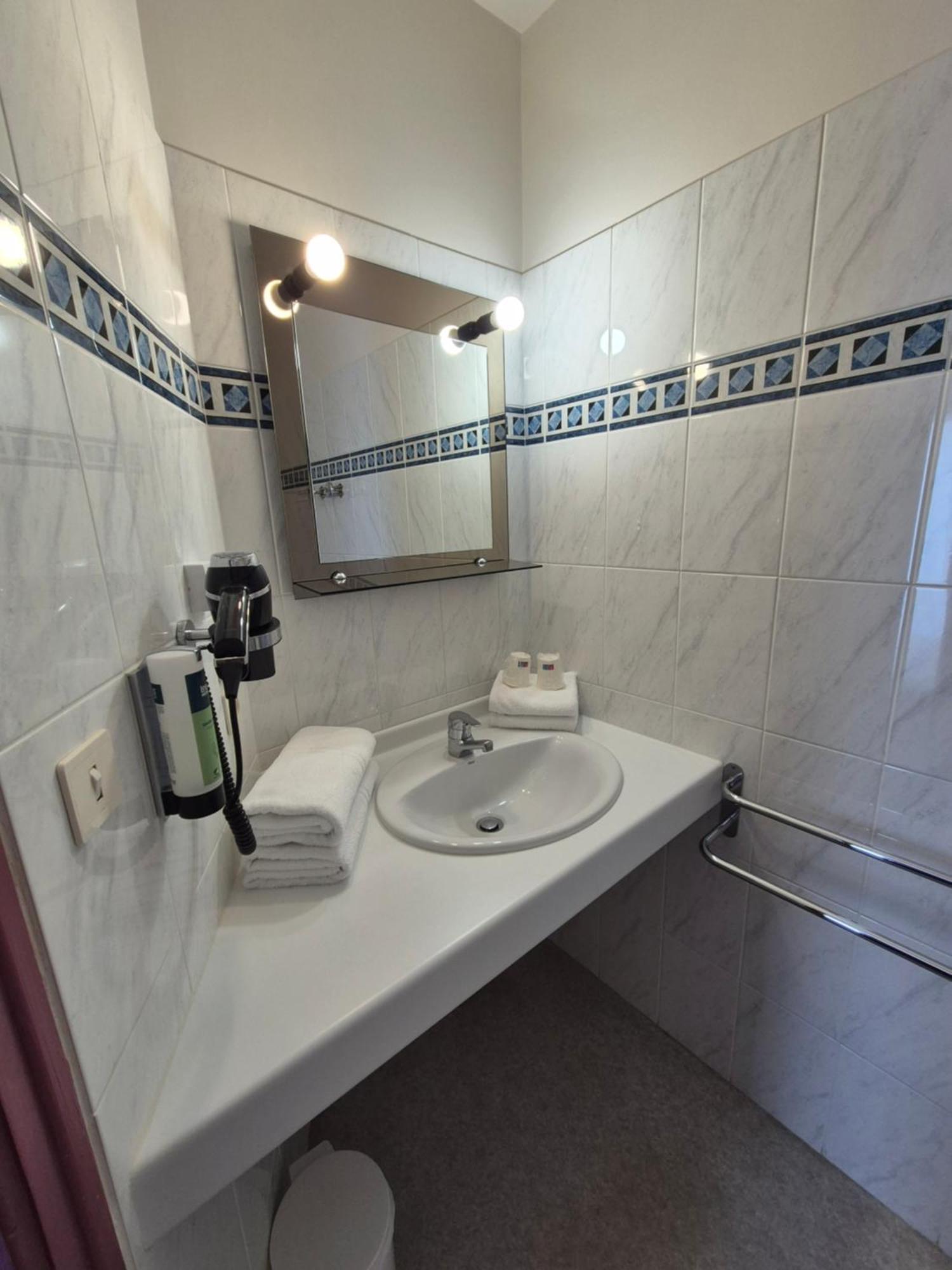 Hotel L'Albatros Damgan Bagian luar foto